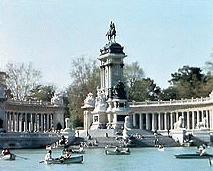 this is a lake in the Retiro park